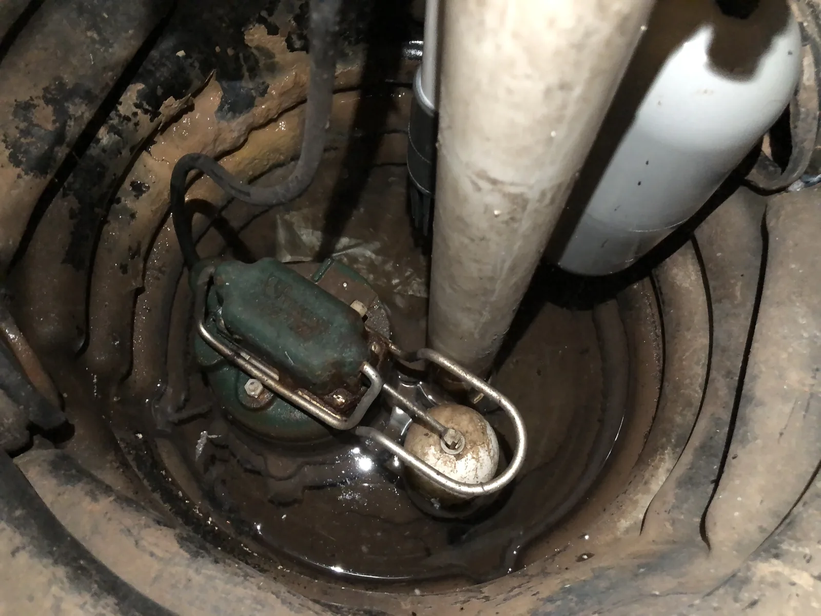 Pompe vide-cave en action