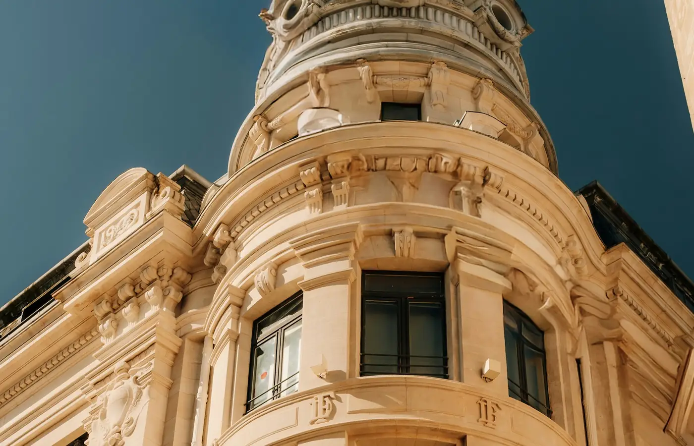 Façade ornée d’un immeuble bordelais en pierre blonde