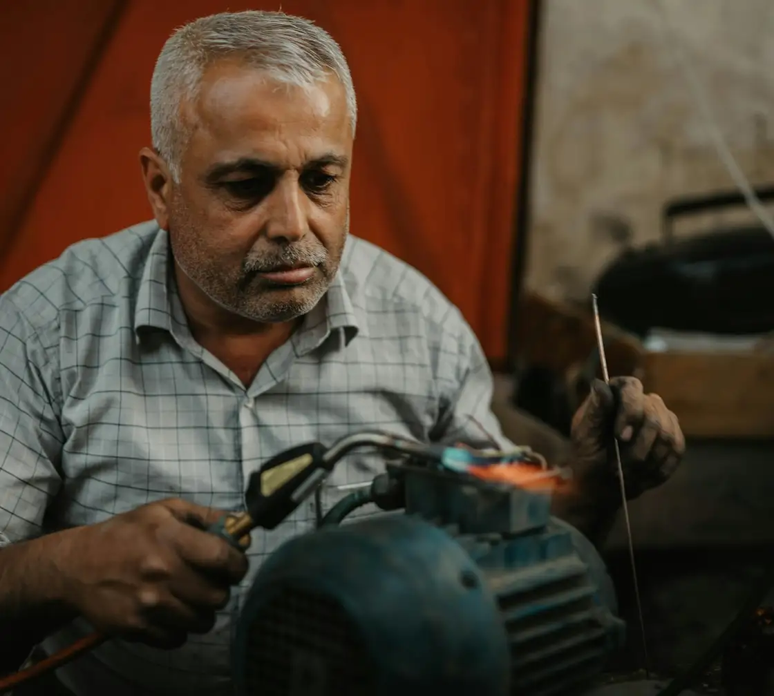 Artisan qui répare le moteur électrique d’une pompe